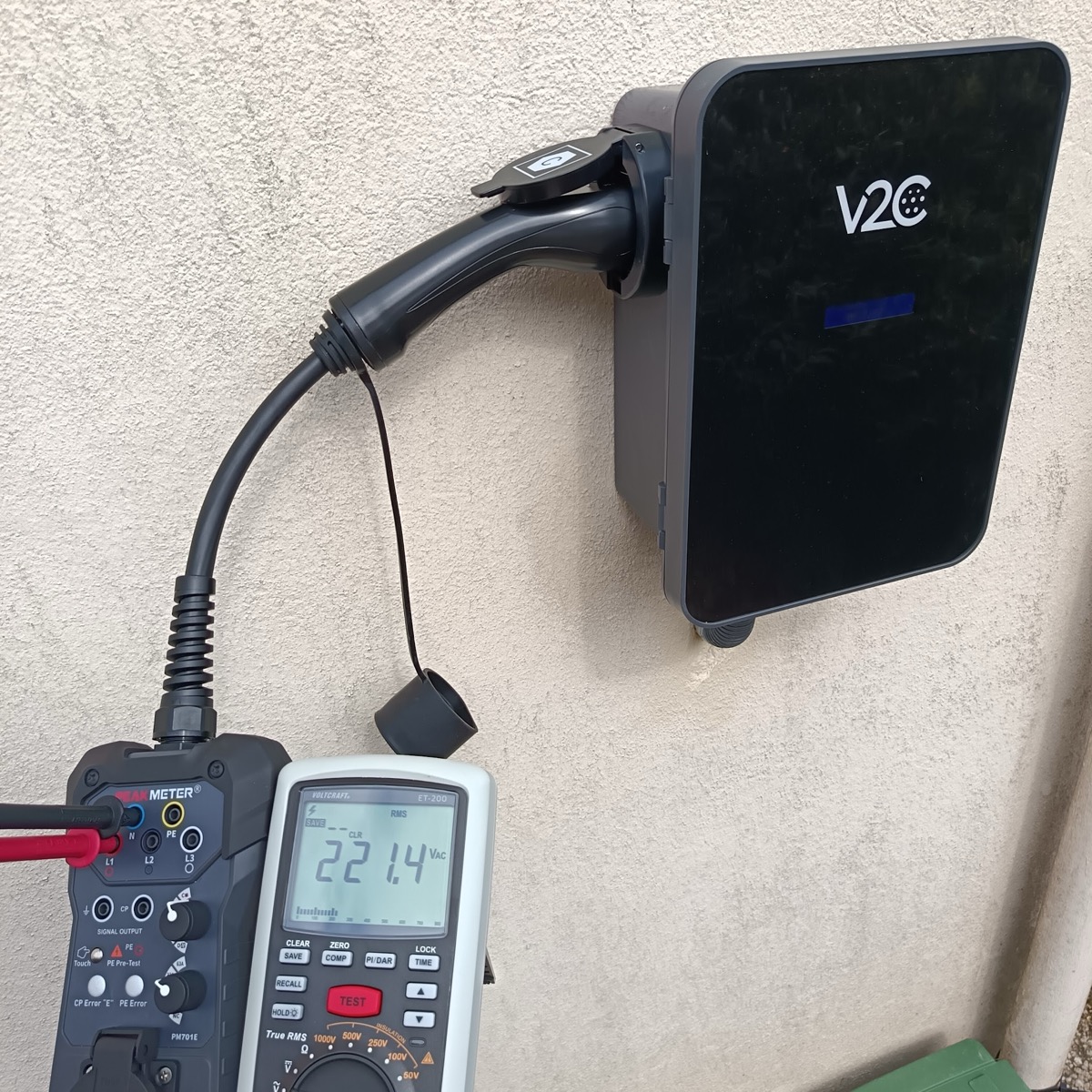 Borne de recharge V2C Trydan installée à Niort et contrôlée par Elec&Tech Services, installateur IRVE