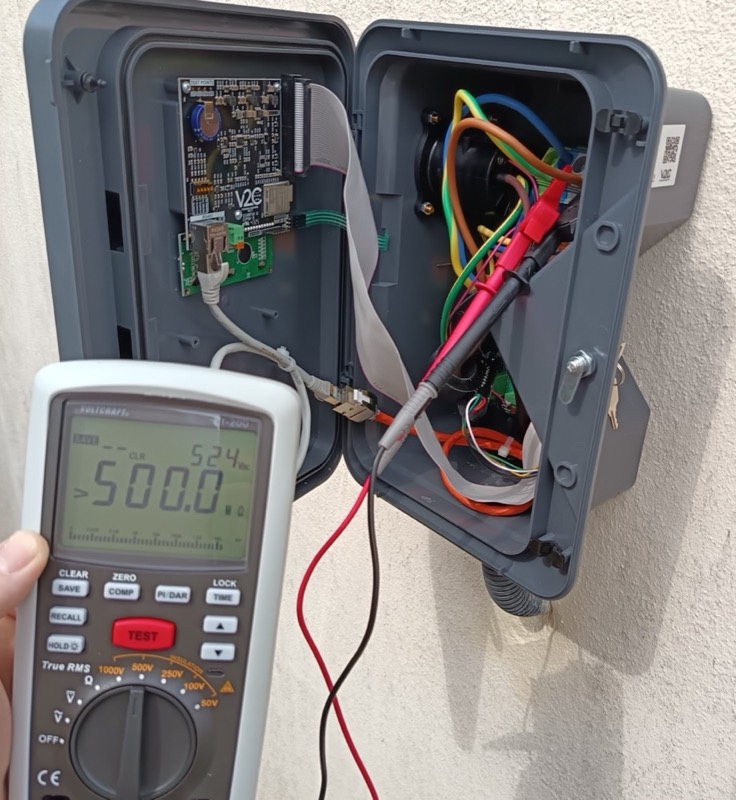 Essais de mise en service d'une borne de recharge V2C : contrôle d'isolement au mégohmmètre