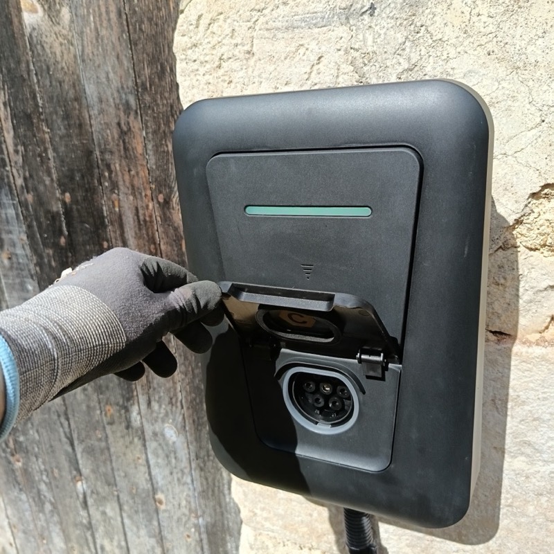 Borne de recharge Hager Witty One installée en façade par Elec&Tech Services près de Niort