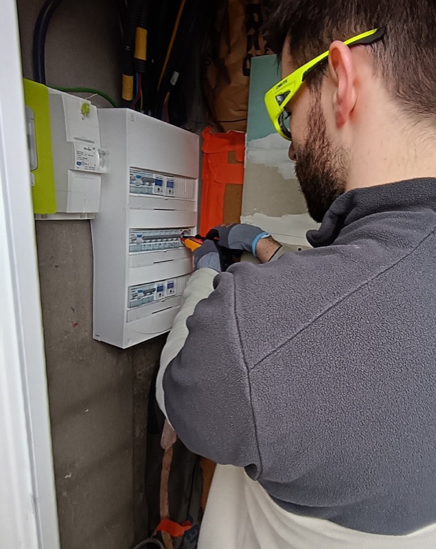 Contrôles de sécurité au tableau électrique lors de l'installation d'une borne de recharge à Niort